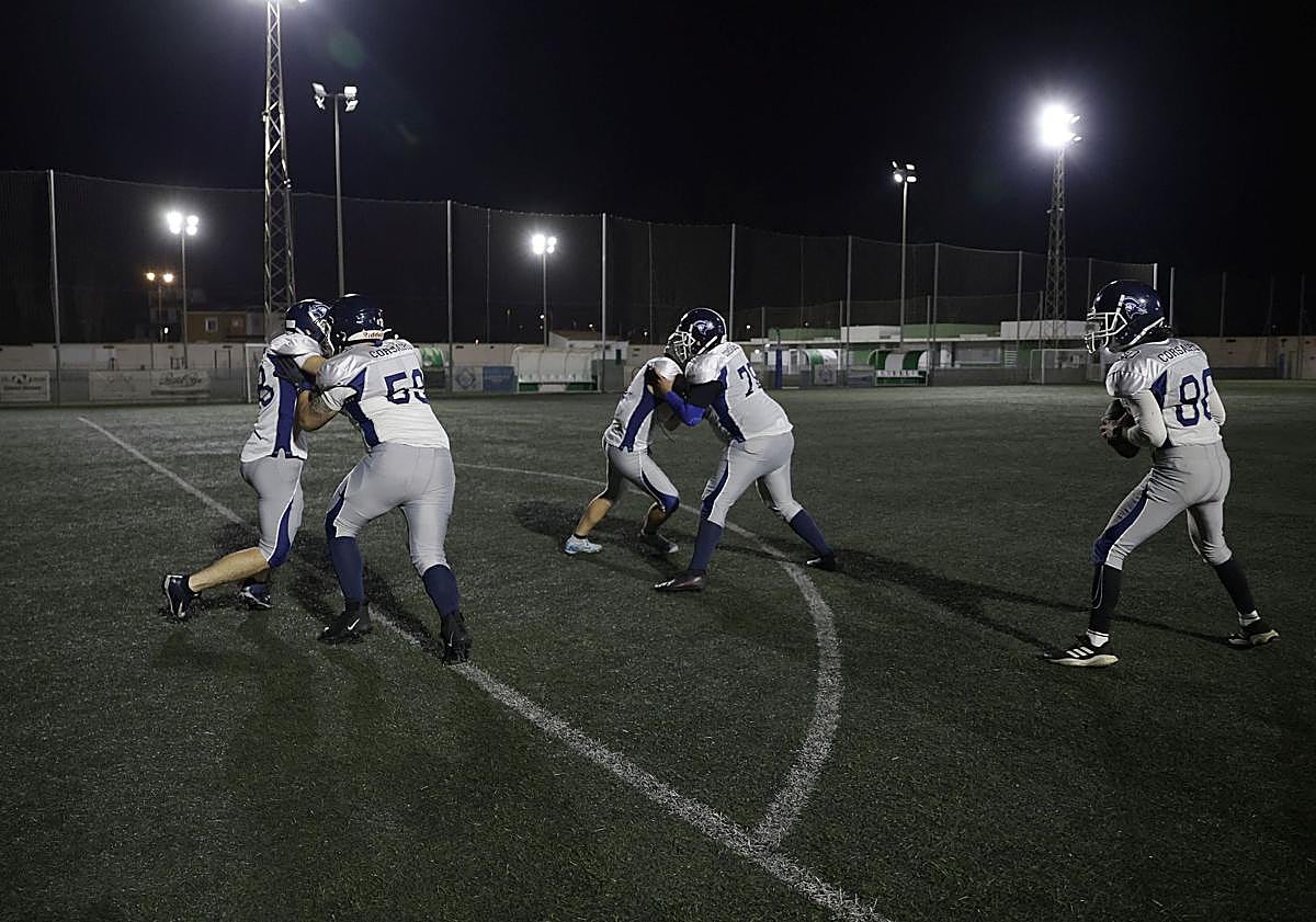 Imagen principal - El fútbol americano lucha por sobrevivir en Málaga