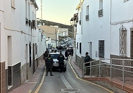 Despliegue de la Guardia Civil en la vivienda donde se produjo el crimen.