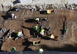 Arqueólogos y operarios trabajando en el yacimiento romano de la calle Hilera.
