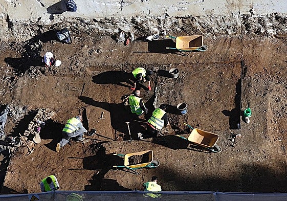 Arqueólogos y operarios trabajando en el yacimiento romano de la calle Hilera.