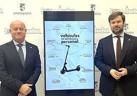 El alcalde Manuel Barón y el teniente de alcalde Antonio García Mendoza con un cartel de la ordenanza