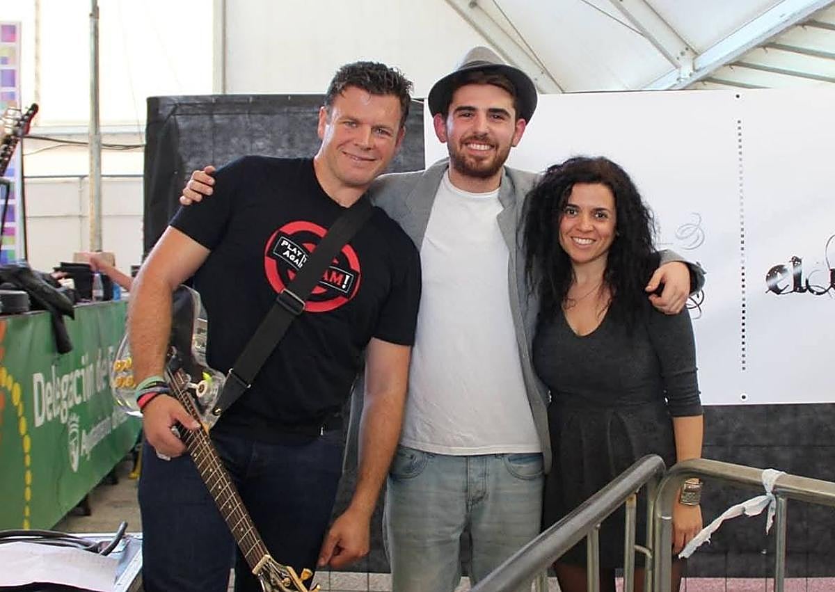 Imagen secundaria 1 - Las dos primeras imágenes son del primer concierto de la banda veleña, en el evento 'La fiesta del instituto. El Reencuentro', el 28 de noviembre de 2015. En la segunda foto, los componentes fundadores del grupo: Grego, Javi y Mer. La última imagen es de una cita deportiva