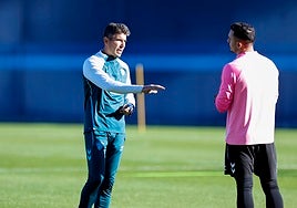 Funes habla con Alfonso Herrero en el entrenamiento del miércoles.