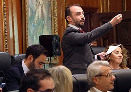 El edil popular Enrique Rodríguez durante su intervención en el pleno.