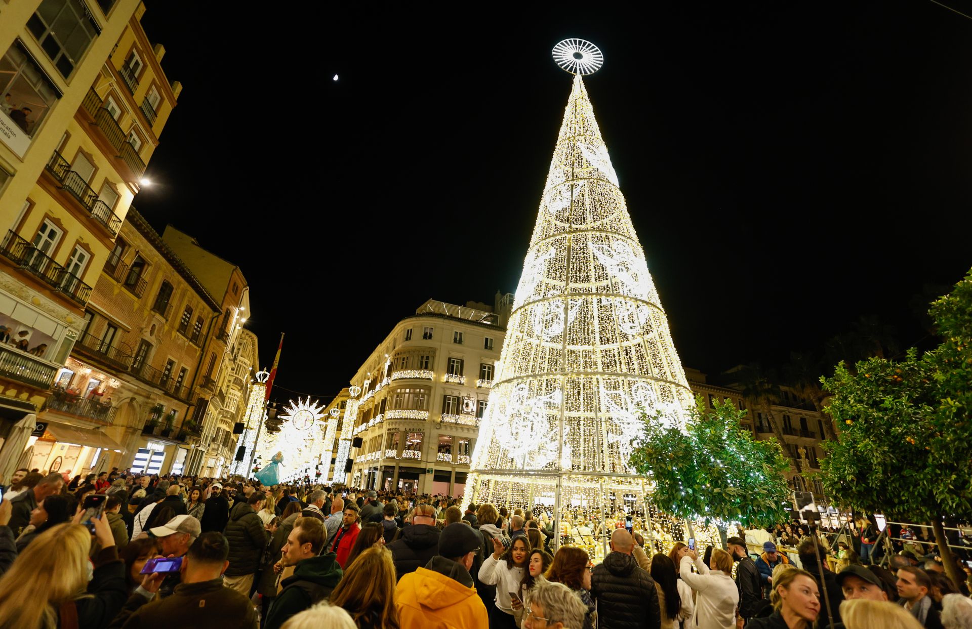 Calle Larios estrena nuevo alumbrado: 'Natividad de luz'