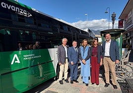 La delegada territorial de Fomento,  María Rosa Morales, ha presentado en Las Lagunas de Mijas la línea junto a ediles y representantes de los gobiernos de Fuengirola, Mijas y Marbella y de la empresa Avanza.