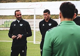 Alberto Aguilar y Álvaro Silva, dirigiendo una sesión de entrenamiento en el Antequera.