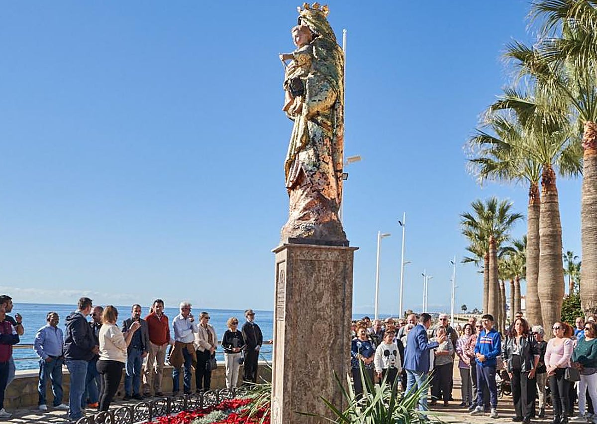 Imagen secundaria 1 - Tres imágenes del acto de inauguración y de la nueva escultura en Nerja.