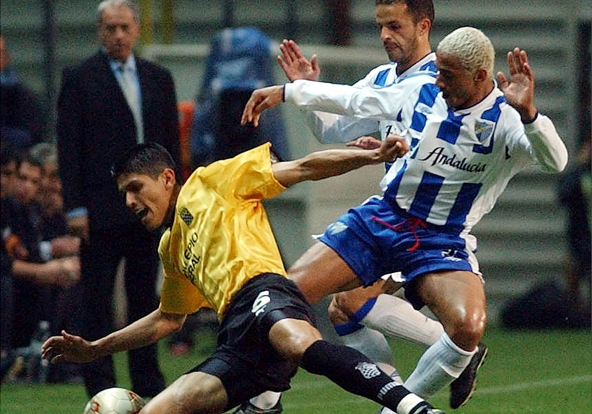 Darío Silva y Sandro, ante Luis Silva, en el Boavista-Málaga.