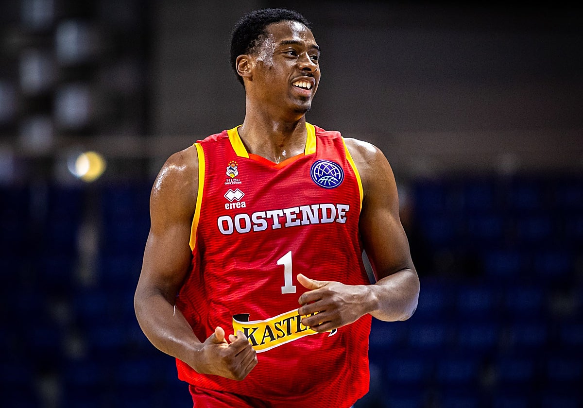 Chase Audige, sonriente durante un partido con el Oostende la pasada temporada.
