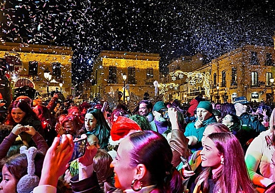 La plaza de España se llenó de público durante el encendido del alumbrado navideño.