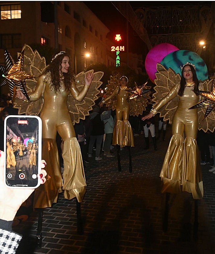 Imagen secundaria 2 - Imágenes del alumbrado y de los actos de inauguración de la iluminación navideña.