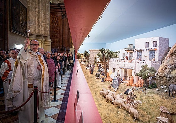 José Antonio Satué bendice el nacimiento instalado en el trascoro de la Catedral.