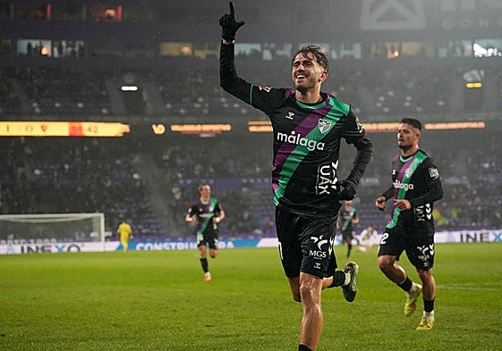 Adrián Niño celebra el gol del empate, en un testarazo a centro de Víctor García.