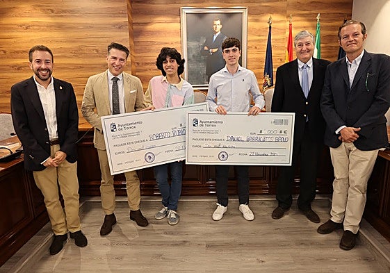 Los estudiantes premiados por la Fundación Manuel Márquez, con el alcalde y autoridades.