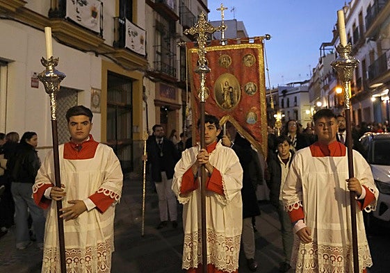 Cabeza del cortejo por calle Pureza con cruz alzada, dos ciriales y un estandarte que se estrenó para la ocasión