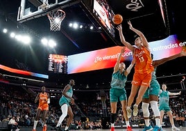 Garrick trata de defender a Fiebich, en el duelo de este domingo.