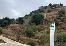 Uno de los nuevos postes instalados en la glorieta El Pandero para señalizar la parada de la ruta interurbana M-250 Málaga–Almogía.