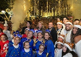 La alcaldesa de Marbella, Ángeles Muñoz, y los ediles de Fiestas, Yolanda Marín, y Deportes, Lisandro Vieytes, en la inauguración del alumbrado.