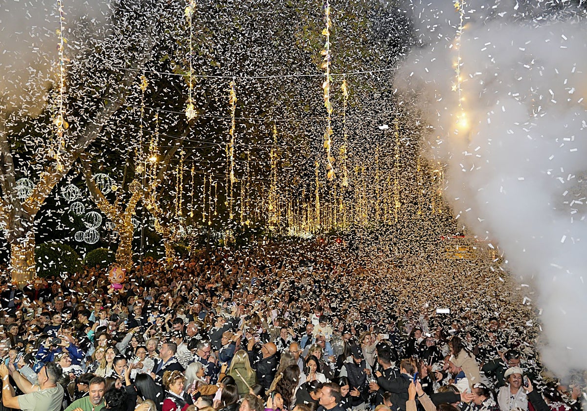Imagen principal - Imágenes de la inauguración del alumbrado navideño de Marbella.