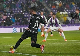 Joaquín conduce por línea de fondo en el partido en Valladolid.