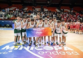 El Unicaja infantil celebra el pase a la fase final de la Minicopa.