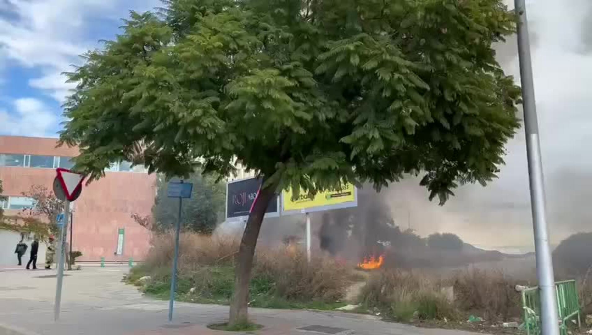 Un coche arde junto a los juzgados de Málaga y provoca una gran columna de humo