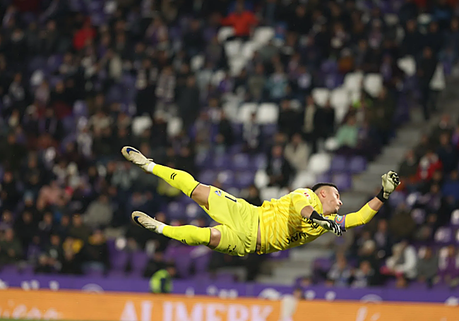 Una estirada de Alfonso Herrero, en el duelo del sábado.