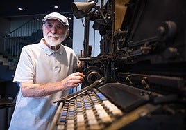 Pepe Ponce, junto a una antigua linotipia en la redacción de SUR