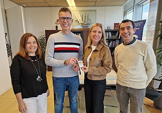 Representantes institucionales durante la entrega del Plan Municipal de Vivienda y Suelo de Cuevas de San Marcos.