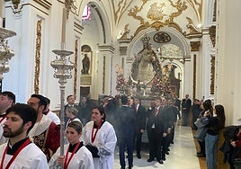 La Virgen de los Remedios por el interior de los Santos Mártires.