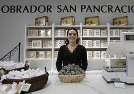 Alicia Morales Aguilera con una canasta de este nuevo postre navideño de Antequera