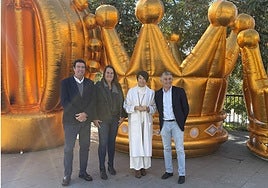 De izquierda a derecha, el director de Las Chapas, Carlos Alcalá; la edil de Nueva Andalucía, Vanessa Ortiz de Zárate; la concejala de Fiestas, Yolanda Marín; y el teniente de alcalde sampedreño, Javier García.