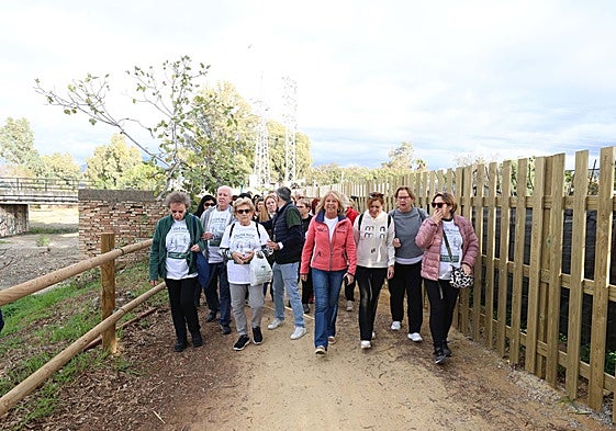 La alcaldesa de Marbella, Ángeles Muñoz, ha participado en la caminata con la que se ha inaugurado la senda fluvial.