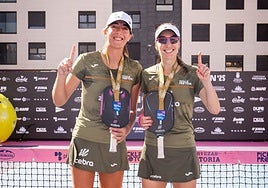 Costantino (izquierda), junto a su pareja, Sabrina Méndez.