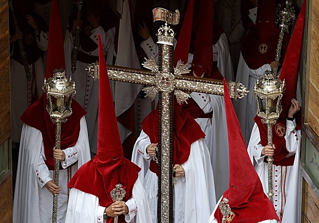 Frente de procesión de la Hermandad de la Cena.