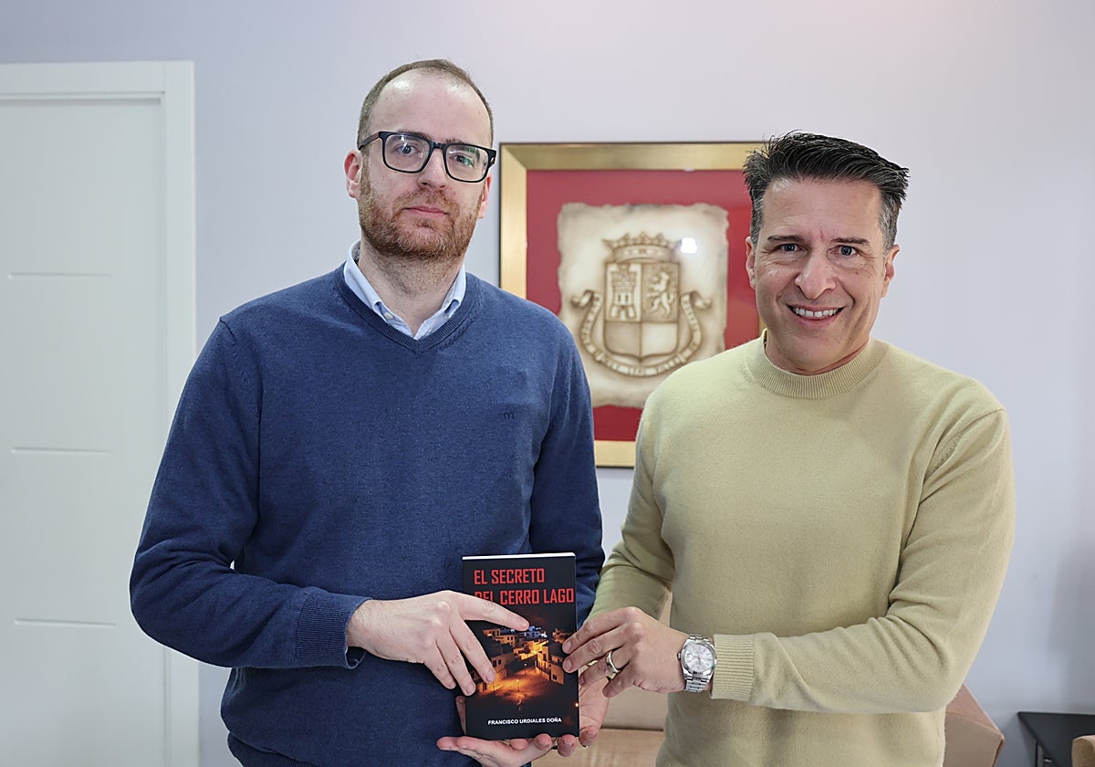 El docente y escritor Francisco Urdiales y el alcalde torroxeño, Óscar Medina, con la obra.