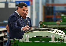 Juanma Moreno, este lunes en la inauguración de una planta de ensamblaje de Pilatus Aircraft Ibérica .