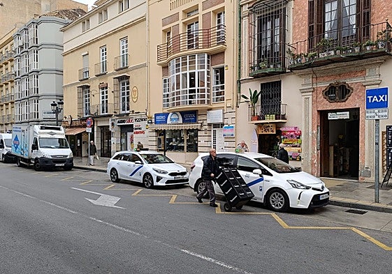 Parada de taxis de uso compartido con la carga y descarga frente a Atarazanas.
