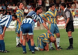 Los malaguistas Guede y Jon Bakero, con Movilla en el suelo, durante el Talavera-Málaga de hace 27 años.