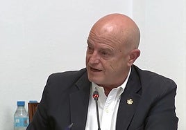 El portavoz de Vox y primer teniente de alcalde de Mijas, Juan Carlos Cuevas, en el pleno.