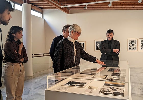 Laura Terré mostrando la exposición 'Mujeres diosas en la obra de Ricard Terré'.