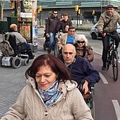 Las personas con discapacidad, en una jornada de reivindicación haciendo uso de los carriles bici en diciembre de 2016, cuando fue aprobado en pleno, pero no se trasladó a la ordenanza.