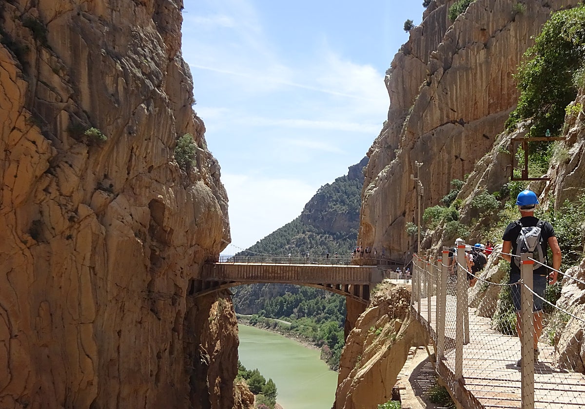 Visitantes recorren uno de los tramos más emblemáticos del Caminito del Rey.