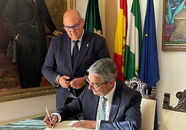 El alcalde veleño, Jesús Lupiáñez, y el presidente de la Diputación, Francisco Salado, este martes en la visita al Ayuntamiento de la capital de la Axarquía.