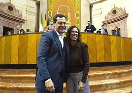El presidente de la Junta, Juanma Moreno, y la consejera Rocío Díaz, tras la aprobación de la nueva ley en el Parlamento.