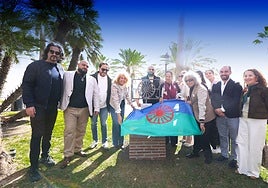 Imagen de la inauguración del monolito en homenaje al pueblo gitano realizada el pasado 22 de noviembre en el parque Antonio Montero Sánchez.