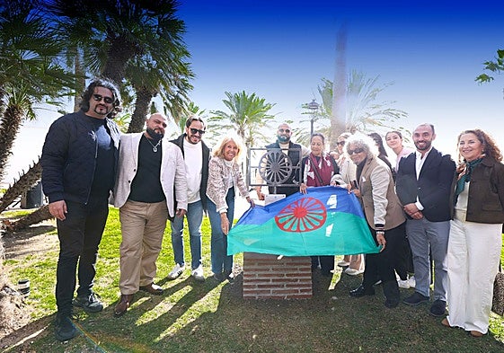 Imagen de la inauguración del monolito en homenaje al pueblo gitano realizada el pasado 22 de noviembre en el parque Antonio Montero Sánchez.