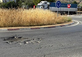 Grandes baches en la carretera N-331 que da acceso a Antequera.