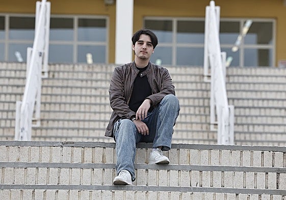 Javier Borrego posa para la entrevista, en las escaleras que dan acceso a la Facultad de Derecho.